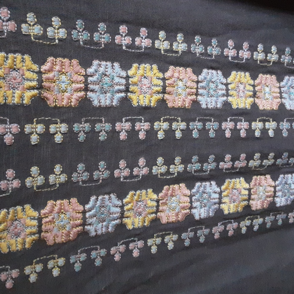 Embroidered Sundance Gray Top - Picture 2 of 4